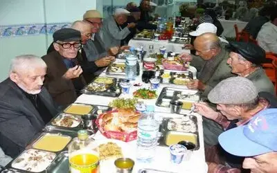 Bafra'da Yaşlılarla Huzurevinde İftar Yemeği