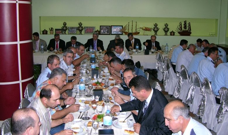 Samsun'da Bölge Trafik Polisleri İftarda Buluştu - Samsun Emniyet Müdürlüğü Bölge Trafik Şube Müdürlüğü personeli, düzenlenen iftar yemeğinde biraraya geldi.