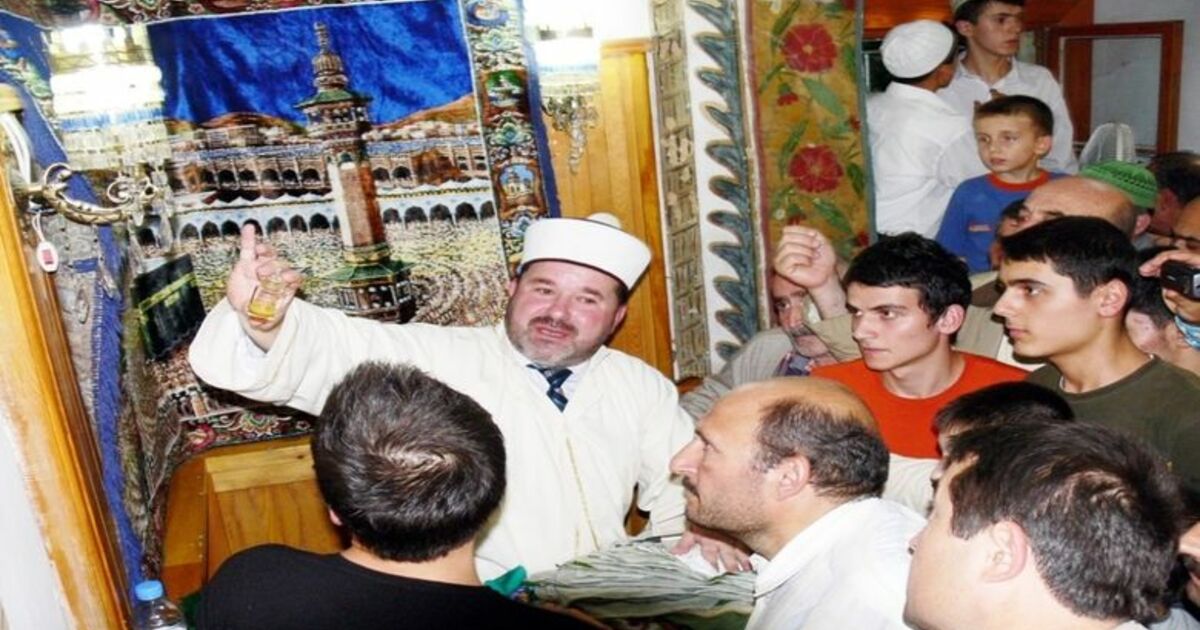 Sakal-ı Şerif İzdihamı Bafra İlçesinde, Tarihi Büyük Camii'nde Ziyarete Açılan Sakal-ı Şerif'i Görmek İsteyen Vatandaşların Yoğunluğu İzdihama Yol Açtı