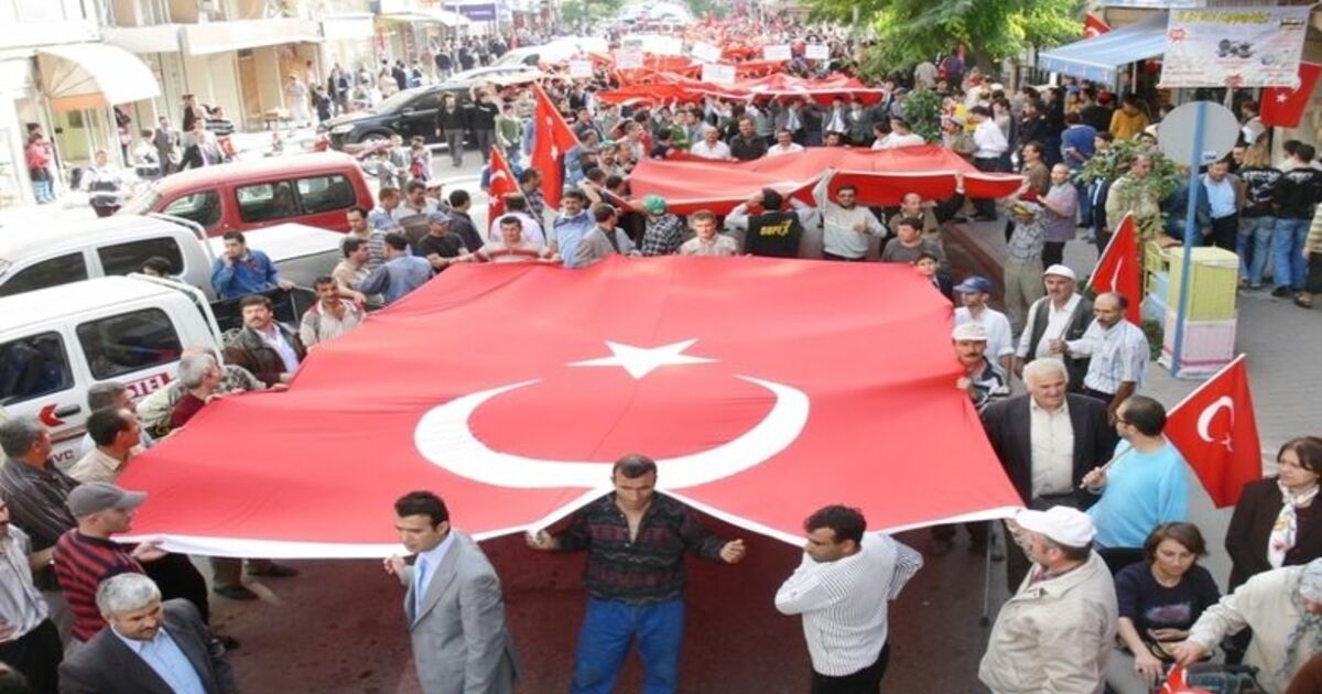 Bafra'da 20 Bin Kişi Terörü Lanetledi Samsun'un Bafra İlçesinde Gerçekleştirilen 'Teröre Lanet' Mitingine Katılan Yaklaşık 20 Bin Kişi, Terörü Kınadı