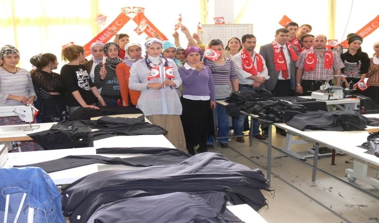 Teröre İlginç Tepki Tekstil FabrikasınınŞalterini İndirerek Teröre Tepki Gösterdi - Samsun'un Bafra ilçesinde faaliyet gösteren bir tekstil fabrikasında teröre tepki gösterildi.