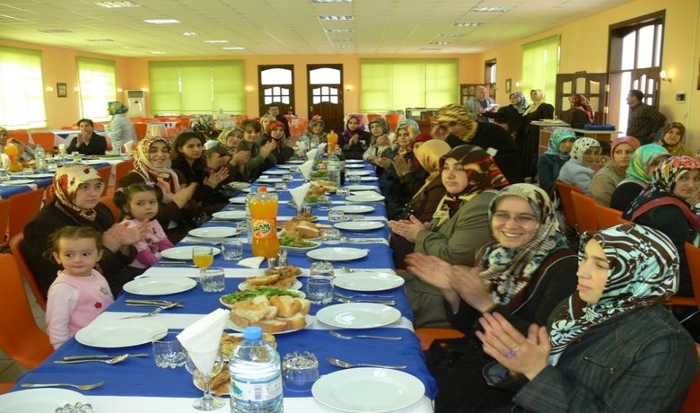 Nilüfer Derneği 2. Yılını Kutladı - Samsun'un Bafra ilçesinde, Nilüfer Eğitim Kültür ve Dayanışma Derneği'nin 2. yıl kutlama toplantısında bayanlar bir arayla geldi.