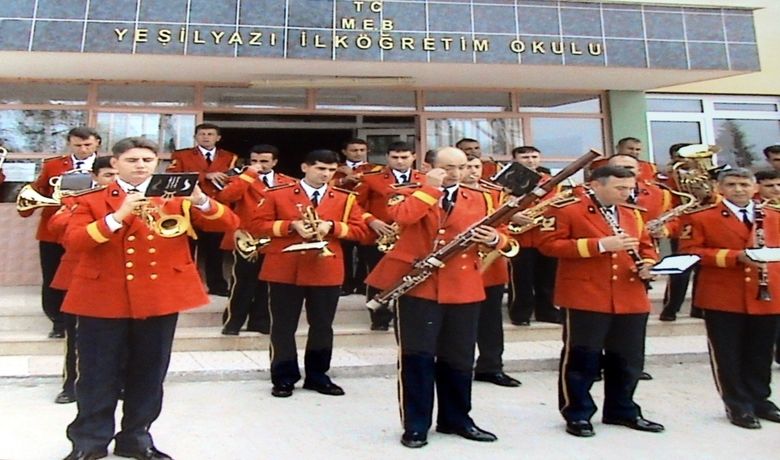 Yeşilyazı Köyünde Askeri Bando Konseri - Samsun Sahra Sıhhiye Okulu ve Eğitim Merkezi Komutanlığı Bölge Bandosu, Bafra ilçesine bağlı Yeşilyazı köyünde bir konser verdi.