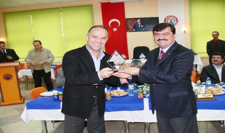 Bafra Belediyesi'nden Hayırseverlere Plaket - Samsun'un Bafra İlçe Belediyesi, Ramazan ayı boyunca aşevince verilen iftar yemeklerine katkı sağlayan 30 iş adamına teşekkür plaketi verdi.