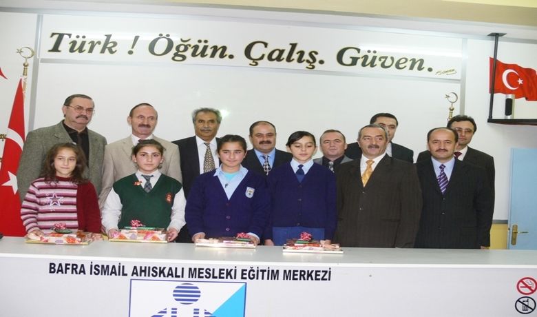 'Mesleki Ahlak Ve Ahilik' Yarışması - Samsun'un Bafra İsmail Ahıskalı Mesleki Eğitim Merkezi tarafından ilköğretim okulları arasında organize edilen 'Meslek Ahlakı ve Ahilik' konulu kompozisyon yarışmasında dereceye giren 4 öğrenciye törenle ödülleri verildi.