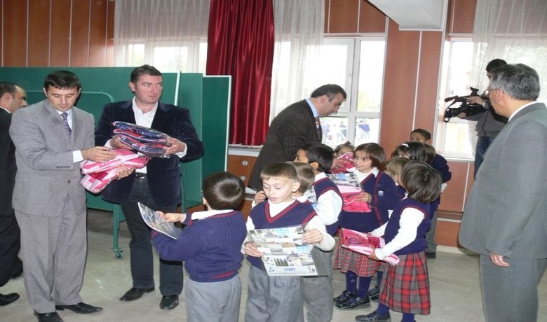 Tobb Ve Bafra Tso'dan Öğrencilere Eşofman Yardımı - Türkiye Odalar ve Borsalar Birliği (TOBB) ile Bafra Ticaret ve Sanayi Odası (TSO) tarafından Bafra, Alaçam, 19 Mayıs ve Yakakent ilçelerinde bulunan yardıma muhtaç bin 200 öğrenciye eşofman yardımı yapıldı. Bafra Ticaret ve Sanayi Odası'nca Bafra ilçesi merkezi ve köylerinde bulunan okulunda yardıma muhtaç 960 öğrenciye, Alaçam'da 70, 19 Mayıs'ta 70 ve Yakakent'te 50 öğrenciye eşofman verildi. Bafra TSO Başkanı Rızvan Aksoy ve yönetim kurulu üyeleri tarafından Bafra, 19 Mayıs ilköğretim okulları gezilerek eşofmanların dağıtımı yapıldı. Alaçam'da dağıtımı yapılacak olan 70 adet eşofman Alaçam Kaymakamı Mustafa Masatlı'ya, 50 adet eşofman da Yakakent Kaymakamı Abdullah Çiftçi'ye ziyaret esnasında, dağıtılmak üzere teslim edildi.