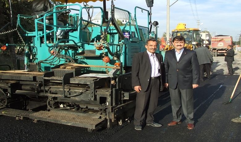Bafra'da Asfalt Çalışması - Samsun'un Bafra İlçe Belediyesi'nce cadde ve sokaklar, gece-gündüz yapılan çalışmalarla asfaltlanıyor. Bafra Belediyesi Fen İşleri Müdürlüğü'nce sürdürülen çalışmalarda ilçenin Kemalpaşa Mahallesi Balıklar yolu sıcak asfaltla kaplandı. Çalışmaları yerinde takip eden Bafra Belediye Başkanı Şükrü Neiş'in etrafını bir anda çocuklar sardı. Çocuklara çeşitli hediyeler veren Neiş, mahalle sakinlerinin sorularını ve beklentilerini dinledi. Kemalpaşa Mahallesi Muhtarı Duran Demir de çalışmalardan dolayı Başkan Neiş'e teşekkür etti.