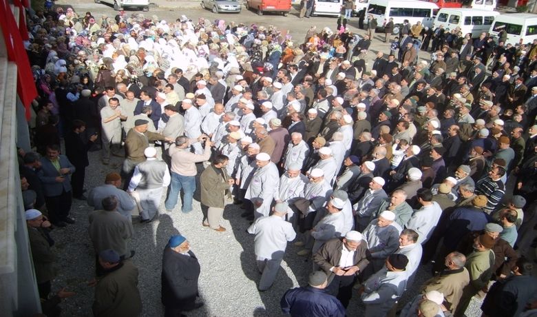 Bafralı Hacı Adaylarına Duygulu Uğurlama - Samsun-Bafralı hacı adayları, kutsal topraklara dua ve gözyaşlarıyla uğurlandı.