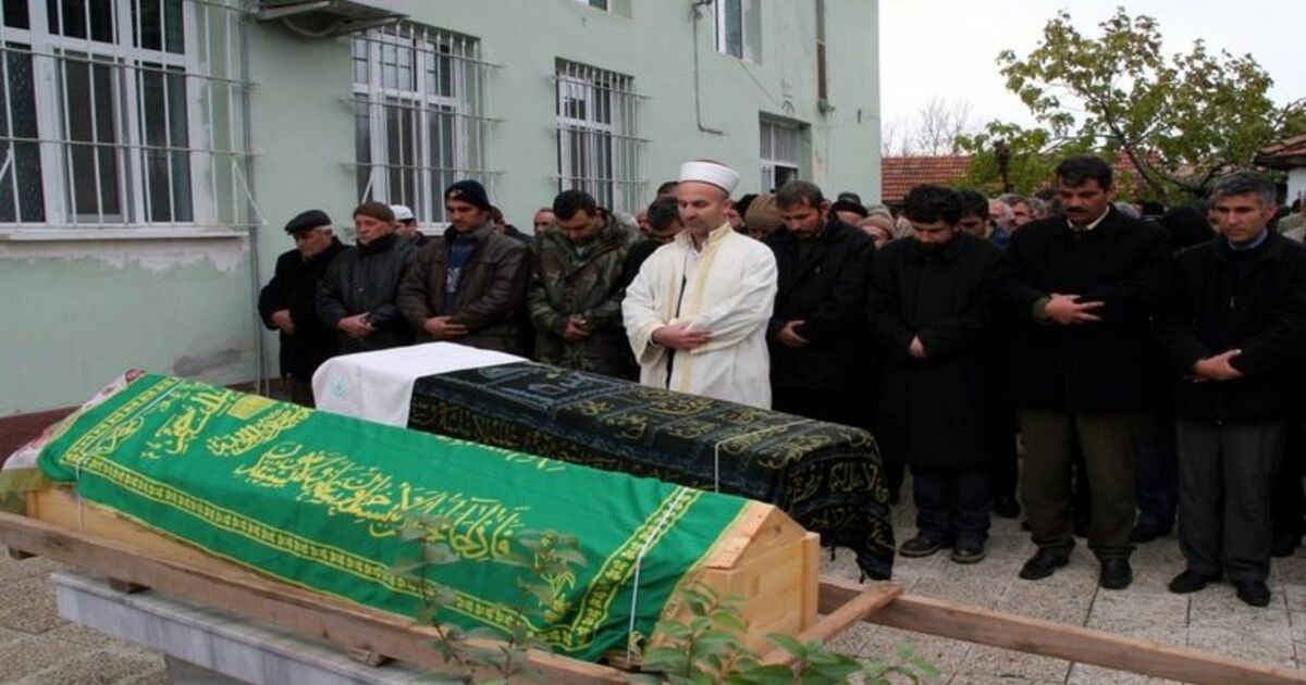 Evinde Ölü Bulunan Öğretmen Ve Oğlu Toprağa Verildi Antalya'nın Manavgat İlçesinde Bıçaklanma Sonucu 15 Gün Önce Aldıkları Evlerinde Ölü Bulunan Öğretmen Ve Oğlu, Samsun'un Bafra İlçesinde Gözyaşları Arasında Toprağa Verildi