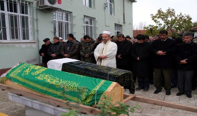 Evinde Ölü Bulunan Öğretmen Ve Oğlu Toprağa Verildi Antalya'nın Manavgat İlçesinde Bıçaklanma Sonucu 15 GünÖnce Aldıkları Evlerinde Ölü Bulunan Öğretmen Ve Oğlu, Samsun'un Bafra İlçesinde Gözyaşları Arasında Toprağa Verildi - Antalya'nın Manavgat ilçesinde bıçaklanarak öldürülmüş halde evlerinde bulunan öğretmen ve oğlu, Samsun'un Bafra ilçesinde gözyaşları arasında toprağa verildi.