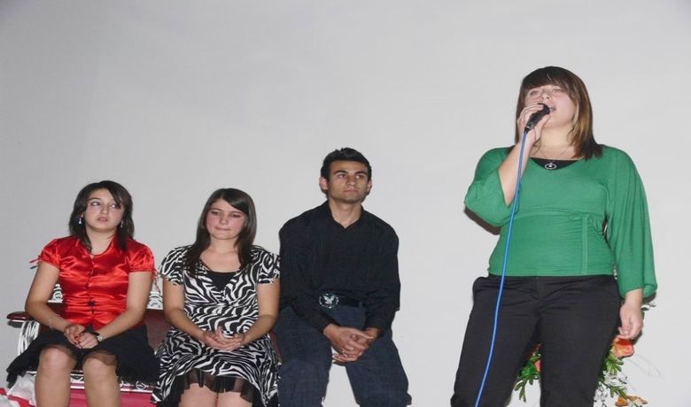 24 Kasım Öğretmenler Günü BafraLisesi'nden 'Öğretmen Yüreği' Şiir Dinletisi - Samsun'un Bafra Lisesi tarafından organize edilen 'Öğretmen Yüreği' şiir dinletisinde sahneye çıkan öğrenciler, seslendirdikleri şiirler, şarkı ve türkülerle öğretmenlerin duygularını ifade ettiler.