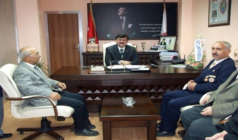Sam-şad Ve GazilerDerneği'nden Başkan Neiş'e Ziyaret - Samsun'un Bafra Belediye Başkanı Şükrü Neiş, şehit ve gazi dernekleri temsilcilerini ağırladı. Başkan Şükrü Neiş, Samsun Şehit Aileleri Derneği (SAM-ŞAD) Başkanı Saadet Var ve Bafra Gaziler Derneği Başkanı Rahmi Şahin'i, yönetim kurulu üyeleriyle birlikte makamında ayrı ayrı kabul etti. SAM-ŞAD Başkanı Saadet Var, derneğin faaliyetleri konusunda Başkan Neiş'e bilgi verdi. Yapılan tüm faaliyetlerde desteğini esirgemeyen Belediye Başkanı Şükrü Neiş'e teşekkürlerini sunan Var, 2008 yılı mart ayında derneğin seçimleri olduğunu belirtti. Başkan Şükrü Neiş ise her zaman şehit yakınlarının yanlarında olduklarını ifade etti.