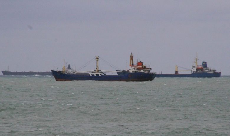 Samsun'da Lodos Şiddetli Lodos Sebebiyle Ro-ro Seferi YapanGemiler Açıkta Bekletilirken, Bazı Evlerin Çatılarının Uçtuğu Bildirildi - Samsun'da, hava sıcaklığının düşmesi ve lodosun etkisiyle Karadeniz'de dev dalgalar oluştu. RO-RO seferi yapan gemiler lodos ve dev dalgalar nedeniyle limana giremeyince açıkta demir attı.
