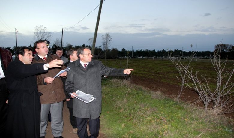 Vali Güzeloğlu, Hastane Yerlerini İnceledi - Samsun Valisi Hasan Basri Güzeloğlu, Bafra'da yapılması planlanan devlet hastanesinin için düşünülen arazileri inceledi. İlçe gezilerini sürdüren Vali Hasan Basri Güzeloğlu, Alçam ilçesinde incelemelerde bulunduktan sonra Bafra ilçesine geçti. Burada Bafra Organize Sanayi Bölgesi değerlendirme toplantısına başkanlık eden Vali Güzeloğlu, daha sonra sanayi bölgesini gezdi. Yapılması planlanan devlet hastanesi için uygun arazileri Sağlık İl Müdürü Mustafa Kasapoğlu ile birlikte yerinde inceleyen Güzeloğlu, sağlığın önemini belirterek, sağlık alanında ciddi yatırımların yapıldığını söyledi. Güzeloğlu, yeni projelerle il ve ilçelerde sağlık hizmetlerinin en üst seviyeye çıkarılmaya çalışıldığını kaydetti.