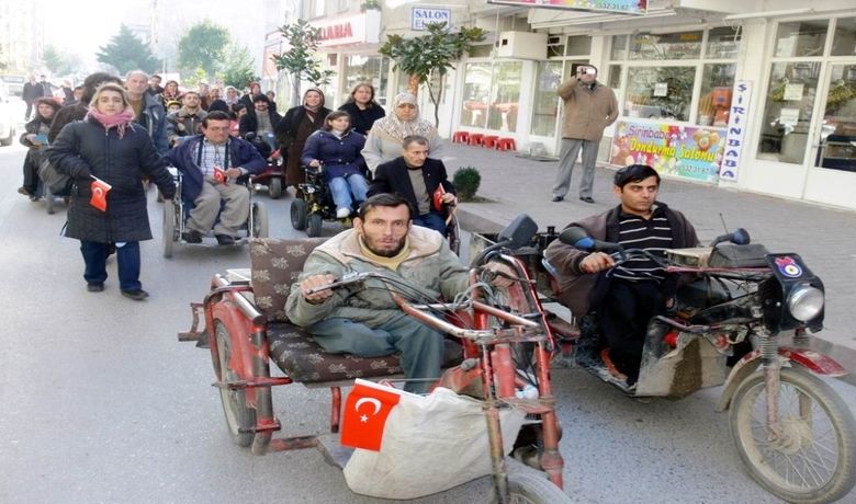 3 Aralık Dünya Engelliler Günü Bafra Sakatlar DerneğiÜyeleri, 3 Aralık Dünya Engelliler Günü Nedeniyle Yürüyüş Yaptı - Samsun'un Bafra ilçesinde, 3 Aralık Dünya Engelliler Günü dolayısıyla düzenlenen yürüyüşe çok sayıda engelli katıldı.