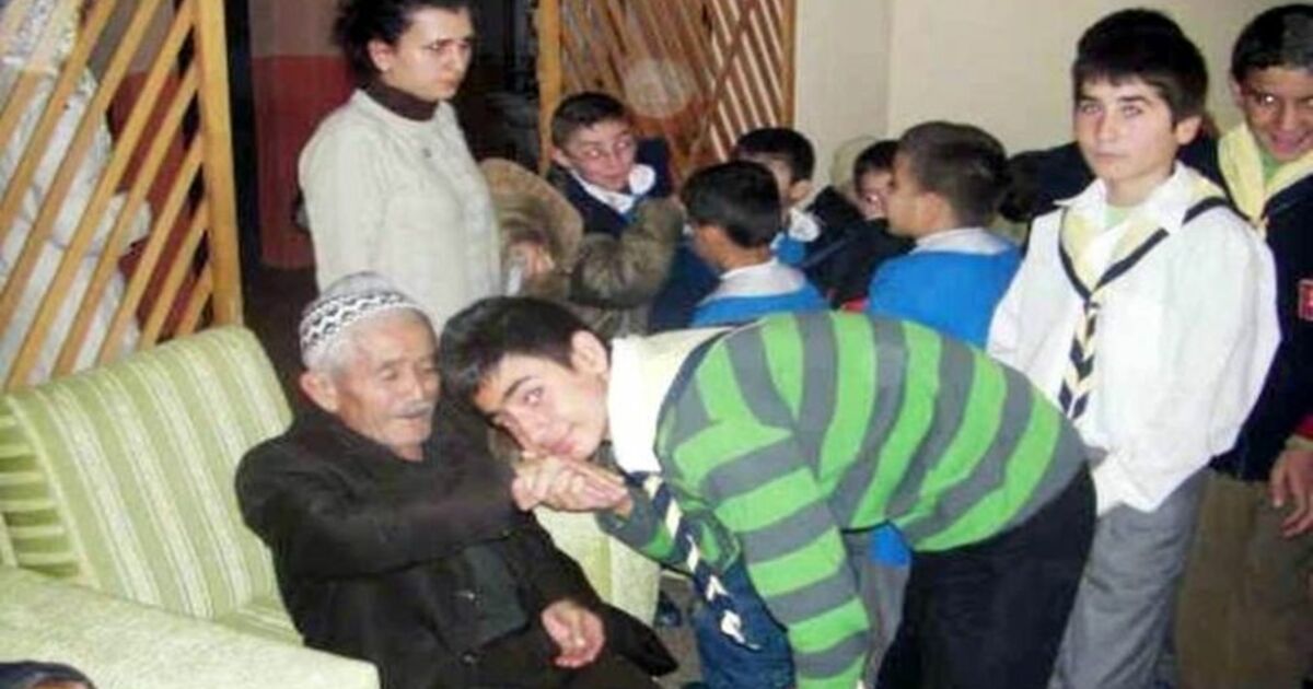 İzci Öğrencilerden Huzurevine Ziyaret