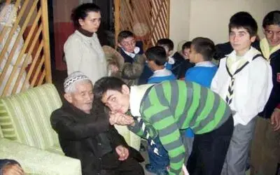 İzci Öğrencilerden Huzurevine Ziyaret