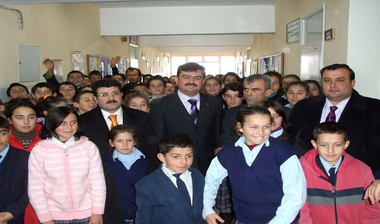 Bafra Belediyesi'nden Öğrencilerin'Sevgi Bahçesi Projesi’ne Destek - Samsun'un Bafra İlçe Belediye Başkanı Şükrü Neiş, Doğanca İlköğretim Okulu'nu ziyaret ederek, okul tarafından uygulamaya konulan ve tamamen doğal ürünlerin yetiştirildiği, 'Sevgi Bahçesi Projesi'ne destek verdi. Ziyarete Bafra Belediyesi Başkan Yardımcıları Fikri Düşünsel, Ahmet Tokgöz, AK Parti Bafra İlçe Başkanı Av. İbrahim Semiz, Samsun İl Genel Meclis Üyeleri Kadir Türköz, Temel Kocatepe, Hüseyin Yurduseven, Doğanca eski Belediye Başkanı İsmail Koparan ve iş adamı Salih Helvacı katıldı. Konuyla ilgili açıklama yapan Başkan Şükrü Neiş "Yaklaşık 1 ay önce okul yönetimi ve öğrenci grubu Bafra Belediyesi'ni ziyaret ederek, Sevgi Bahçesi Projesi'ni tanıtmışlardı. Bizlerde elimizden gelen desteği kendilerine vereceğimize dair söz vermiştik. Bugün o sözümüzü yerine getirdik. Tükettiğimiz gıdalarımızı doğal ortamında ve tamamen organik olarak yetiştirme konusunda Doğanca İlköğretim Okulumuzun göstermiş olduğu öncülük çok önemli. Benzer projelerin çoğalması gerekir" dedi.