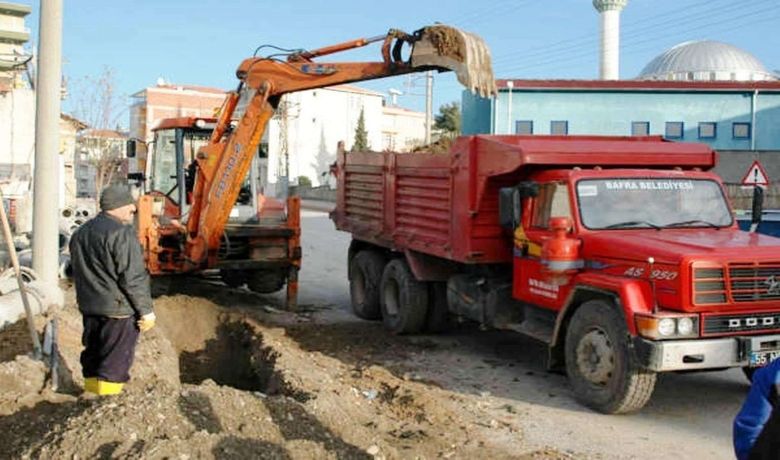 Bafra'da Kanalizasyon Ve Yağmur Suyu Çalışması - Samsun'un Bafra İlçe Belediyesi, kış mevsimi olmasına rağmen kanalizasyon ve yağmur suyu hattı çalışmalarını sürdürüyor. Bafra Belediyesi Fen İşleri ekiplerince Mevlana Mahallesi Yukarı Bakırpınar Sokak üzerinde eski kanalizasyon ve yağmur suyu hattı, Öğretmenevi karşısında daha önceki çalışmalar esnasında özel mülkiyet içerisinde geçirilmiş olması nedeniyle bu durumun düzenlenmesi amaçlı mevcut yol kenarında kazı yapılarak yer değiştirme işlemleri gerçekleştiriliyor. Bafra Belediye Başkanı Şükrü Neiş, Bafra ilçesinin merkezinde 21 mahalle olduğunu ve yoğun bir şekilde çalışmaların devam ettiğini belirterek, "Bilindiği gibi Bafra Belediyesi yeni kanalizasyon şebekesi hizmete girmesiyle birlikte eski şebekeyi atıl durumda bırakmak yerine, özellikle şehrin ihtiyacı olan yağmur suyu şebekesi olarak kullanıyor. Böylelikle düne kadar birçok noktada yaşanan yağmur sonrası tıkanmalar sorun olmaktan çıkıyor" dedi.