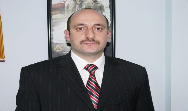 Bafra Kırmızı Et Üreticileri Birliği Genel Kurulu - Samsun'un Bafra ilçesinde, 2007 yılında kurulan Bafra Kırmızı Et Üreticileri Birliği Olağan Genel Kurul Toplantısı'nda, 78 üyenin tamamının oyunu alan Erdal Doğan başkan seçildi. Bafra Kırmızı Et Üreticileri Birliği binasında gerçekleştirilen olağan genel kurul toplantısında başkan olan Erdal Doğan, "Bafra'da çalışan tüm besi üreticilerini bir çatı altında birleştirmek, sorunlarına çözüm aramak, özellikle kırmızı et üretimine teşvik verilmesi için yoğun çalışma yapacağız. Bafra ilçesinde 40 bin civarında büyükbaş ve 30 bin tane ise küçükbaş hayvan ağırlığı var. Üreticilerimize her türlü danışmanlık hizmeti vermeyi düşünüyoruz" dedi. Bafra Kırmızı Et Üreticileri Birliği Yönetim Kurulu'nda şu isimler bulunuyor: Kemal Namlı, Tayfun Sezgin, Cemal Er ve Ömer Aydoğan.