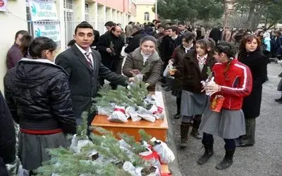 Öğrencilere En Güzel Karne Hediyesi Bafra Altınkaya Anadolu Lisesi’nde, ‘bir Karne Bir Fidan Kampanyası’ Çerçevesinde Öğrencilere Karneleriyle Birlikte Fidan Dağıtıldı