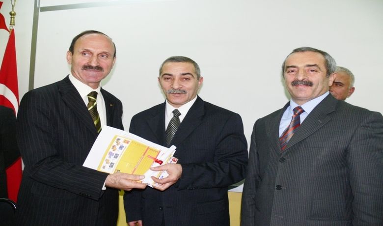 Ustalıkları Tescillendi - Samsun'un Bafra İsmail Ahıskalı Mesleki Eğitim Merkezi tarafından ustalara yönelik başlatılan ve 10 gün süren 'Ustalara İş Pedagoji Kursu' yapılan sınavla tamamlandı. Bafra, 19 Mayıs, Alaçam ve Yakakent ilçesine yönelik hizmet veren İsmail Ahıskalı Mesleki Eğitim Merkezi'nde yapılan sınavda 125 usta ter döktü. 50 sorudan oluşan ve 1 saat süren sınavda 125 usta, eğitim psikolojisi, eğitimde iletişim, meslek analizi, çıraklık ve mesleki eğitim, iş güvenliği, sigorta işlemleri, iş kazalarından korunma ve meslek dersleri öğretim metotları konularındaki soruları cevapladı. Ustalara yönelik pedagoji kursu sınavında 125 ustanın başarılı olduğunu belirten İsmail Ahıskalı Mesleki Eğitim Merkezi Müdürü Selahaddin Yüksel, sınav sonrası kursla ilgili memnuniyet anketi yaptırdı. Eğitim merkezinin toplantı salonunda düzenlenen törende kursiyerlere belgeleri, Bafra İlçe Milli Eğitim Müdürü Ömer Yayla ve İsmail Ahıskalı Mesleki Eğitim Merkezi Müdürü Selahaddin Yüksel ve okul idarecileri tarafından verildi.