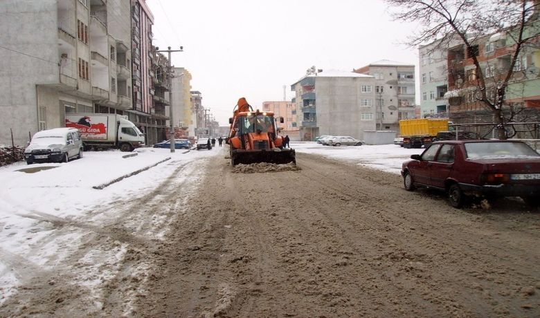 Bafra'da Karla Mücadele - Bafra Belediyesi bünyesinde oluşturulan 'Karla Mücadele Ekibi', 21 mahallede kar temizleme çalışmalarını sürdürüyor. Kar küreme, tuzlama ve kaldırımları temizleme çalışmalarının aralıksız olarak devam ettiğini belirten Bafra Belediyesi yetkilileri, "Gece geç saatlere kadar aralıksız olarak çalışmalarımız devam ediyor. Kentimizde ulaşım konusunda hiç bir problemin yaşanmaması için gereken neyse yapılıyor. Araçlarımızın ve yayalarımızın güvenliği açısından bu çalışmalar önemli" diye konuştu.