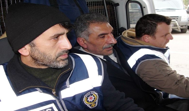 Gurbetçiyi Öldürüp Kaçan Sürücüyü Aracının Aynası Yakalattı Samsun'da, Almanya'dan İzne Gelen Gurbetçiye Otomobiliyle ÇarparakÖlümüne Sebep Olan Sürücü, Polisin Olay Yerinde Bulduğu Kırık Ayna Sayesinde 27 Gün Sonra Yakalandı - Samsun'da, Almanya'dan izne gelen bir vatandaşa yolun karşısına geçerken aracıyla çarparak ölümüne sebep olduktan sonra kaçtığı ileri sürülen sürücü, polisin olay yerinde bulduğu kırık ayna sayesinde 27 gün sonra yakalanarak gözaltına alındı.