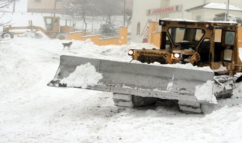 Kardan Kapanan Yollar Açılıyor - Samsun'da, geçen hafta içinde etkili olan yoğun kar yağışı ve tipi nedeniyle kapanan 334 köy yolundan 287'si açılırken, geriye kalan 47 köy yolunu açma çalışması ise devam ediyor.