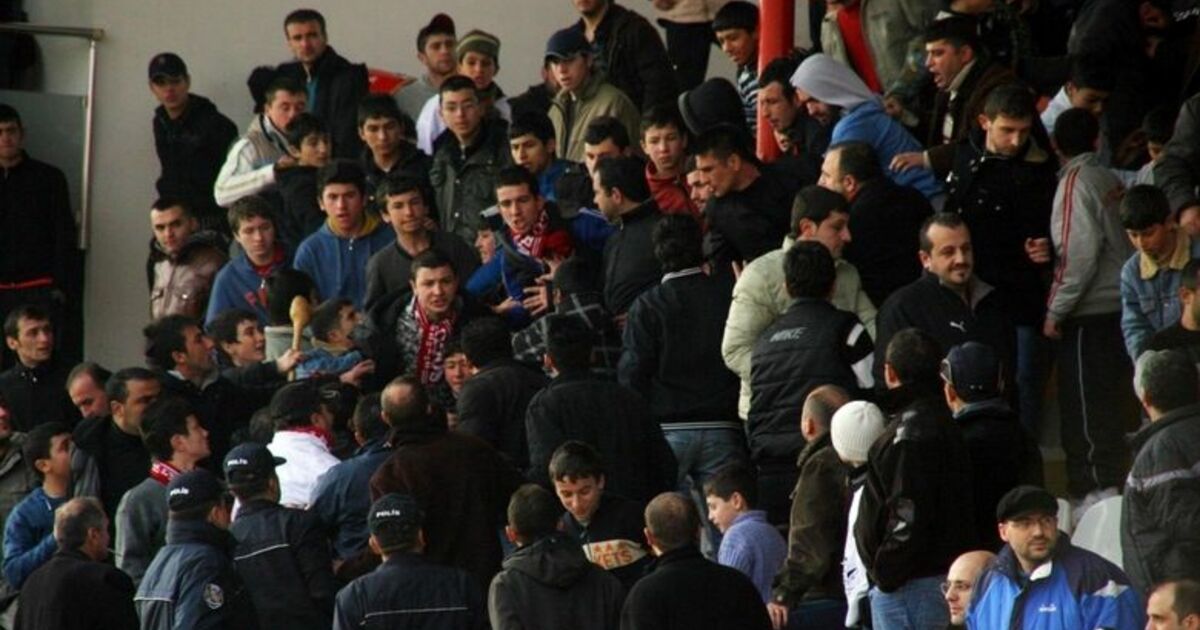 Tff 3. Lig Gazi Belediyespor: 2 Bafra Belediyespor: 3 Maçta Gazi Belediyespor Taraftarları Arasında Arbede Çıktı