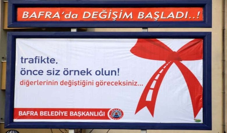 Emniyet Müdürü Özkan'danBaşkan Neiş'e Teşekkür Ziyareti - Samsun'un Bafra İlçe Belediyesi'nin, Emniyet Genel Müdürlüğü Trafik Hizmetleri Başkanlığı tarafından hazırlanan "Trafikte önce siz örnek olun, diğerlerinin değiştiğini göreceksiniz" sloganlı afişleri ilçedeki bilboardlara asması takdirle karşılandı.