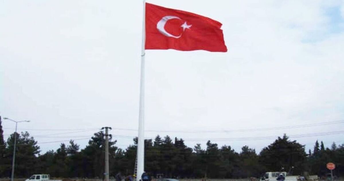 Bafra Semalarında Dev Bayrak İlçe Merkezi Girişine Dikilen 24 Metre Boyundaki Direğe 54 Metrekare Büyüklüğünde Dev Türk Bayrağı Asıldı