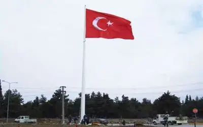Bafra Semalarında Dev Bayrak İlçe Merkezi Girişine Dikilen 24 Metre Boyundaki Direğe 54 Metrekare Büyüklüğünde Dev Türk Bayrağı Asıldı