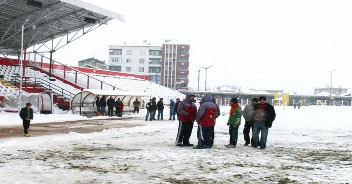 Tff 3. Lig Bafra Belediyespor-ankara Demirspor Maçına Kar Engeli Samsun'da Saha Kardan Temizlenemediği İçin Karşılaşma Oynanamadı