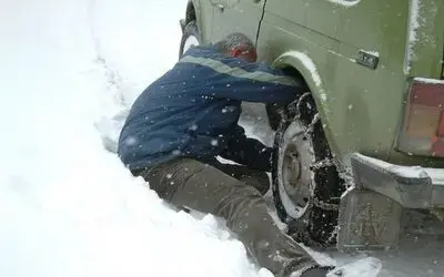 Karayolları'ndan Zincir Uyarısı Samsun'da 2 Gündür Devam Eden Yoğun Kar Yağışı Nedeniyle Yetkililer, Sürücülere Zincir Takmadan Yola Çıkmamaları Konusunda Uyarıda Bulundu