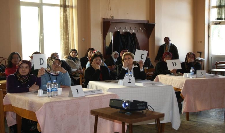 Samsun'da Kadın Çiftçiler Yarıştı Kadın Çiftçilerin, Sosyal Etkinliklerde Bulunması Ve Kendilerine OlanGüvenlerini Geliştirmek Ve Girişimci Ruhunu Aşılamak İçin Düzenlenen Yarışmayı Bafralı Çiftçiler Kazandı - Kadın çiftçilerin, sosyal etkinliklerde bulunması ve kendilerine olan güvenlerinin geliştirmek ve girişimi ruhunu aşılamak için düzenlenen "Kadın Çiftçiler Yarışıyor" adlı yarışmayı Bafra ilçesinden katılan 2 kadın çiftçi kazandı. Tarım İl Müdürlüğü'nde düzenlenen 2008 Kadın Çiftçiler Yarışıyor İl Finali'ne Samsun merkez, 19 Mayıs, Vezirköprü ve Bafra ilçelerinden kadın çiftçiler katıldı. Bayan  çiftçilerin birbiriyle kaynaşmalarını, sosyal etkinliklerde bulunmalarını sağlamak, kırsal alanda kadın çiftçilere götürülen eğitim yayın çalışmalarının sonuçlarını görmek, performanslarını değerlendirmek, kendilerine olan güven duygularını geliştirmek ve girişimci ruhunu aşılamak için düzenlenen 'Kadın Çiftçiler Yarışıyor’ adlı bilgi yarışmasında kadınlara genel kültür, çiftçilik gibi konularda sorular soruldu. Yarışmayı Bafra ilçesinden katılan Nebiya Kiraz ve Pirim Deniz ikilisi kazandı. Yarışmaya katılan tüm kadın çiftçilere sertifika ve kitap seti hediye edildi.