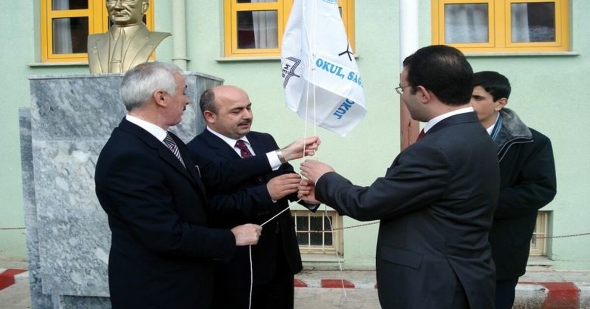 Okullara Beyaz Bayrak Avrupa'daki Uygulamaların Örnek Alındığı 'Beyaz Bayrak Projesi' Kapsamında Samsun'un Ayvacık İlçesindeki 3 Okula Düzenlenen Törenle Beyaz Bayrak Verildi