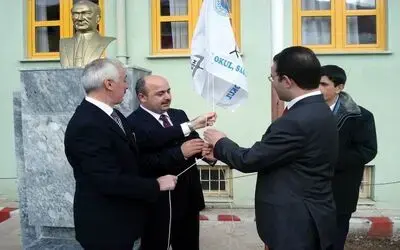Okullara Beyaz Bayrak Avrupa'daki Uygulamaların Örnek Alındığı 'Beyaz Bayrak Projesi' Kapsamında Samsun'un Ayvacık İlçesindeki 3 Okula Düzenlenen Törenle Beyaz Bayrak Verildi