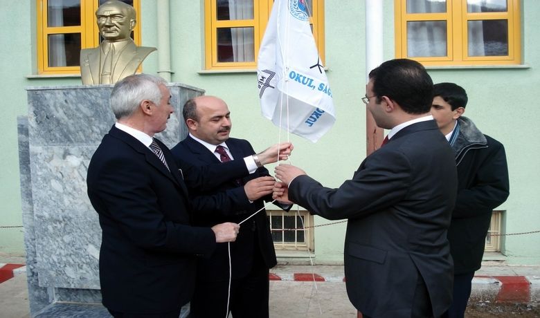 Okullara Beyaz Bayrak Avrupa'daki Uygulamaların Örnek Alındığı 'Beyaz Bayrak Projesi'Kapsamında Samsun'un Ayvacık İlçesindeki 3 Okula Düzenlenen Törenle Beyaz Bayrak Verildi - Avrupa'daki uygulamaların örnek alındığı 'Beyaz Bayrak Projesi' kapsamında Samsun'un Ayvacık ilçesindeki 3 okula düzenlenen törenle ‘beyaz bayrak’ verildi.