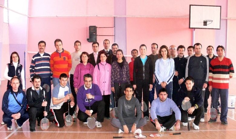 Bafra'da Badminton Antrenörlük Kursu - Badminton Federasyonu tarafından düzenlenen '1. Kademe Yardımcı Antrenörlük Kursu', 50 kursiyerin katılımıyla Bafra Atatürk İlköğretim Okulu Spor Salonu'nda başladı. Badminton Bafra Temsilcisi Şaban Kırcalı, badmintonun Bafra'da yeni tanınan bir spor branşı olduğunu belirterek, "Zamanla ilgi çeken bir spor dalı. Antrenörlük kursları düzenleyerek, Bafra'da alt yapı çalışmalarına başlamış oluyoruz. Hedefimiz ilçemizde bu sporu sevdirmek ve başarılı antrenör ve sporcular yetiştirmektir" dedi. Badminton Milli Takımlar Antrenörü ve Antrenör Eğitimcisi Hakan Avcı tarafından verilmeye başlanan antrenörlük kursunun 28 Şubat-10 Mart tarihleri arasında 12 gün süreceği bildirildi.