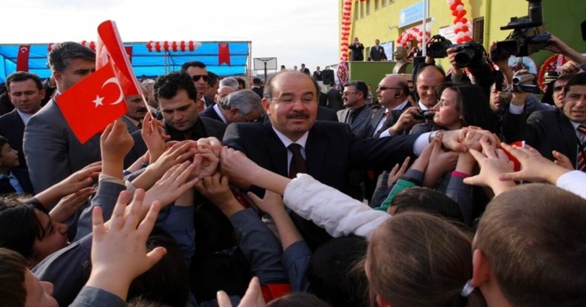 Bakan Çelik'in Samsun Ziyareti Milli Eğitim Bakanı Doç. Dr. Hüseyin Çelik, Samsun'da 2 Okul Ve 1 Spor Salonunun Açılışını Yaptı Milli Eğitim Bakanı Doç. Dr. Hüseyin Çelik: "Türkiye Parlayan Bir Yıldız"