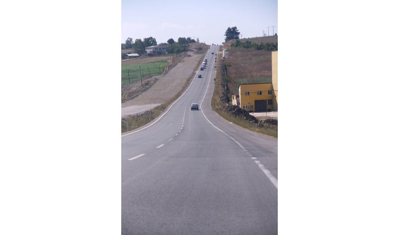 Karadeniz Sahil Yolu Çalışmaları - Karadeniz Sahil Yolu yapımı kapsamında 92 kilometrelik Samsun-Sinop arası inşaat çalışmaları devam ediyor. Karayolları 7. Bölge Müdürlüğü çalışma alanında olan Karadeniz Sahil Yolu'nun Samsun-Sinop il sınırı arasında Samsun-Bafra, 19 Mayıs-Yakakent ve Yakakent-Gerze arasında yapım çalışması sürdürülüyor. Proje uzunluk toplamı 92 kilometre olan yolda geliş-gidiş olarak yapılan çalışmada sol kısımda 15.7 kilometre, sağ yolda 13.9 kilometre aşınma, sol yolda 29.3 kilometre, sağ yolda 27.5 kilometre binder, sol yolda 3.4 kilometre, sağ yolda 5.8 kilometre sathi kaplama seviyesinde tamamlandı.  Mevcut çalışmaların toplam proje bedeli 2007 yılı birim fiyatlarına göre 294.6 milyon YTL olarak belirlenirken, Yakakent-Gerze arası 8 kilometrelik güzergah programa alındı. 2008 yılı sonuna kadar ise 160.5 milyon YTL harcama yapılması planlanıyor.