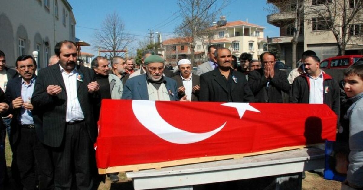 Almanya'da Olen Turk Gencı Topraga Verıldı