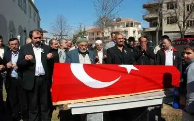 Almanya'da Olen Turk Gencı Topraga Verıldı