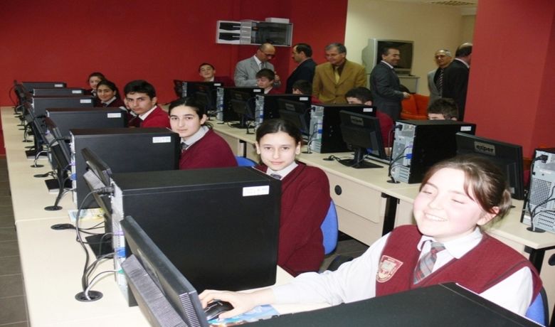 Bafra'da Halka Açık İnternet Erişim Merkezi - Samsun'un Bafra Öğretmenevi'nde halka açık "İnternet Erişim Merkezi” açıldı. İnternet Erişim Merkezi açılış töreninde konuşan Öğretmenevi Müdürü Ahmet Öztürk, "İnternet Erişim Merkezi'nin öğretmenevimizde açılması kurumumuz tarafından verilen hizmetin güçlenmesine ve kalitenin artmasına katkı sağlayacaktır. Verdiği hizmetlerle dikkat çeken öğretmenevimiz, bu katkı ile Türkiye'deki seçkin öğretmen evlerimizden biri olma yolunda da güç kazanmıştır. Türk Telekom tarafından kurulan İnternet Erişim Merkezi'nde 20 adet bilgisayar bulunmaktadır” dedi.