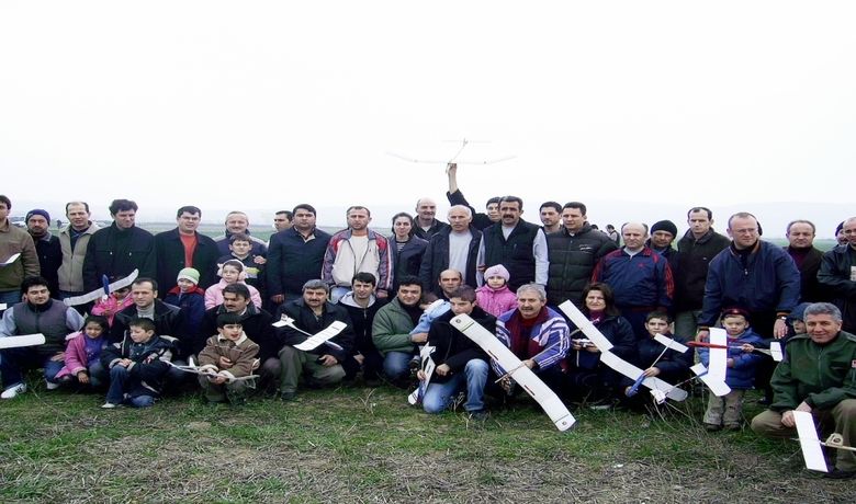 Model Uçaklar Semada - Türk Hava Kurumu(THK) Bafra Şubesi ile Bafra Endüstri Meslek Lisesi ve Anadolu Teknik Lisesi tarafından açılan ‘Model Uçak Rehber Öğretmen Yetiştirme Kursu’ sona erdi. Kursta hazırlanan 96 model uçak için Yağmurca köyü mevkisinde gösteri uçuşu düzenlendi. 3 saat süren gösteriyi çok sayıda vatandaş izledi. THK Bafra Şube Başkanı Orhan Atmaca, "Ulusumuzun ve ülkemizin geleceği olan gençler havacılığı sevsinler ki, göklerdeki en büyük güç Türk Hava Kuvvetleri'nin gücü olsun. Bu hedefe ulaşma esas unsur olan gençlerimizi ve çocuklarımızı yetiştiren öğretmenlerimiz için 'model uçak rehber öğretmen kursu' faaliyetini gerçekleştirdik. Geleneksel olarak çalışmalarımız devam edecektir" dedi. Model uçak rehber eğitim öğretmenleri Ertuğrul Yasdıman, Mehmet Arslan ve Mehmet Genç'e, kursiyer öğretmenler adına Sadettin Kutlu, günün anısına birer paket takdim etti.