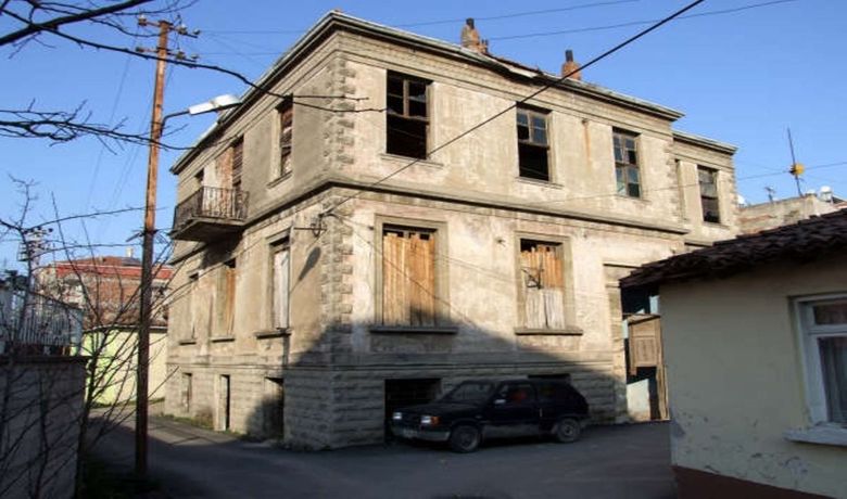 Tarihi Bina Bafra Belediyesi'ne Devredildi - Samsun'un Bafra ilçesinin Gazipaşa Mahallesi'nde bulunan ve halk arasında 'papaz evi' olarak bilinen tarihi bina, Samsun İl Genel Meclisi kararıyla Bafra Belediyesi'ne devredildi. Samsun İl Genel Meclisi üyeleri, Gazipaşa Mahallesi'nde Kızılırmak İlköğretim Okulu'nun yanında bulunan iki katlı tarihi eser statüsündeki binanın 20 yıllığına Bafra Belediyesi'ne devredildiğini bildirdi. Tarihi eser tescilli ve Bafra ilçesinde 49 pafta, 70 ada ve 25 parsele kayıtlı binanın sosyokültürel amaçlı kullanılacağı belirtildi.