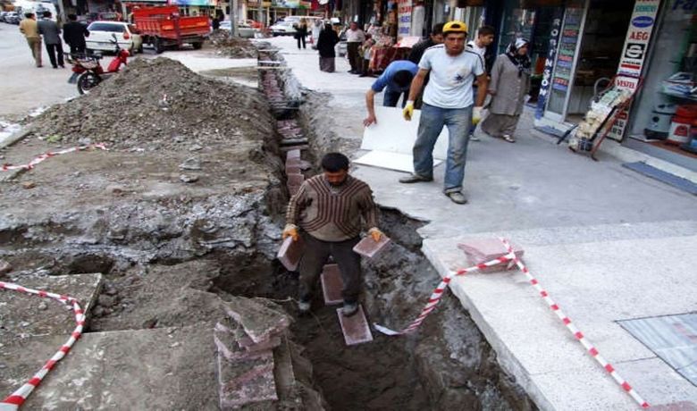 Bafra'da Elektrik Hatları Yeraltına Alınıyor - Samsun'un Bafra ilçesinde elektrik hatlarının yer altına alınması ve kavşak çalışması yapılıyor. Elektrik şebekesinin yeraltına alınması ile ilgili TEDAŞ ve Bafra Belediyesi ortak bir çalışma yürütüyor. Atatürk Bulvarında gerçekleştirilen çalışmada elektrik şebekesinin yeraltına alınması, kaldırım üzerindeki direklerin kaldırılarak kirliliğin önlenmesi amaçlanıyor.