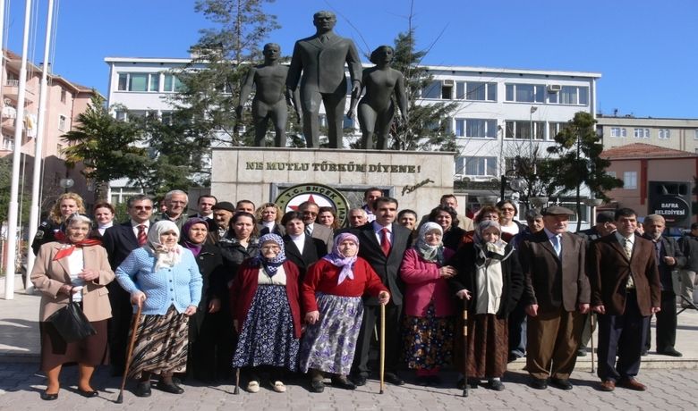 Bafra'da Yaşlılar Haftası Kutlamaları - Samsun'un Bafra ilçesinde, 18-24 Mart Yaşlılar Haftası nedeniyle Bafra Cumhuriyet Meydanı'nda bulunan Atatürk Anıtı önünde tören düzenlendi. Saygı duruşu ve İstiklal Marşı'nın ardından Bafra 75. Yıl Huzurevi'nin çelengi yaşlılar tarafından Atatürk Anıtı'na sunuldu. Burada haftanın önemi ile ilgili konuşma yapan Bafra 75. Yıl Huzurevi sakinlerinden Duran Ülgen, "Bütün insanlar için değişik manalar ifade eden yaşlılık özel bir dönemdir. Yaşlılık dönemi toplumla bütünleşme ile birlikte geçmişi ile barışık, yaşama bağlı kalkınması gereken bir dönemdir. Biz yaşlılar toplumda tüketen, kenara itilmiş, bakıma muhtaç bireyler olmak yerine, katkıda bulunan ve üreten bireyler olmak istiyoruz" dedi.