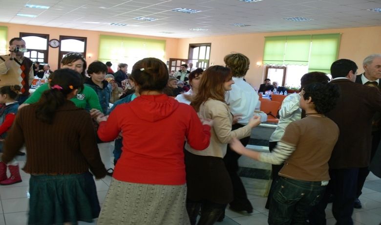 Bafra 75. Yıl Huzurevi'nden Müzikli Eğlence - Samsun'un Bafra 75. Yıl Huzurevi Müdürlüğü ve Koruma Derneği tarafından '18-24 Mart Yaşlılar Haftası' dolayısıyla yemekli müzik eğlence programı düzenlendi. Bafra Belediyesi Büyük Park Cumhuriyet Salonu'nda gerçekleştirilen yemekli eğlence programında huzurevi sakinleri canlı müzik eşliğinde doyasıya eğlendi. Eğlence programına Bafra Kaymakamı Bekir Dınkırcı, İl Sosyal Hizmetler Müdürü Muzaffer Çelik, Ordu İl Sosyal Hizmetler Müdürü Hüseyin Yaşar, İl Sosyal Hizmetler Müdür Yardımcıları Adem Çiçek, Yakup Akbulut, Ünye Huzurevi Müdürü Abdulkadir Koç, Samsun Huzurevi Müdürü Ömer Faruk Keşküş, Havza Huzurevi Müdürü Nusret Yılmaz, Bafra Huzurevi Müdürü Muzaffer Şahin, Yetiştirme Yurdu Müdürü Mehmet Emin Aydın, Çocuk Yuvası Müdürü Recep Ak ve Rehberlik Araştırma Merkezi Müdürü Alican Usta katıldı.